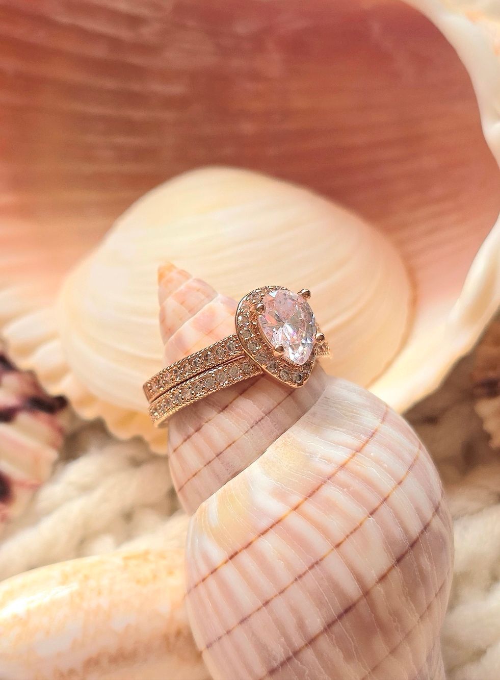 ๐NEW๐ ROSE GOLD SIMULATED DIAMOND HALO RING SET - Picture 7 of 11